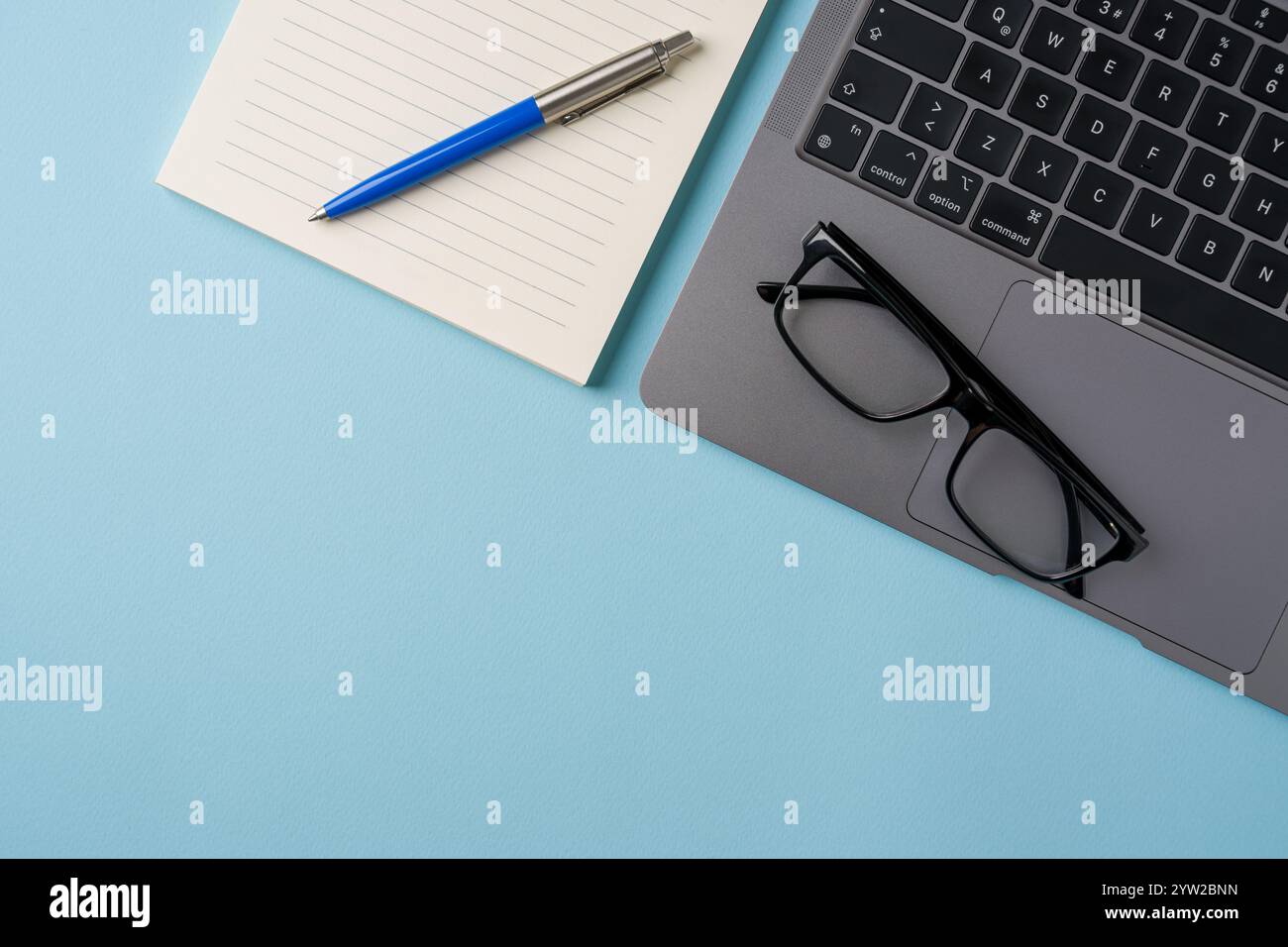 Blick von oben auf den blauen Schreibtisch mit Laptop und Zubehör. Business-Konzept für flache Lagen Stockfoto