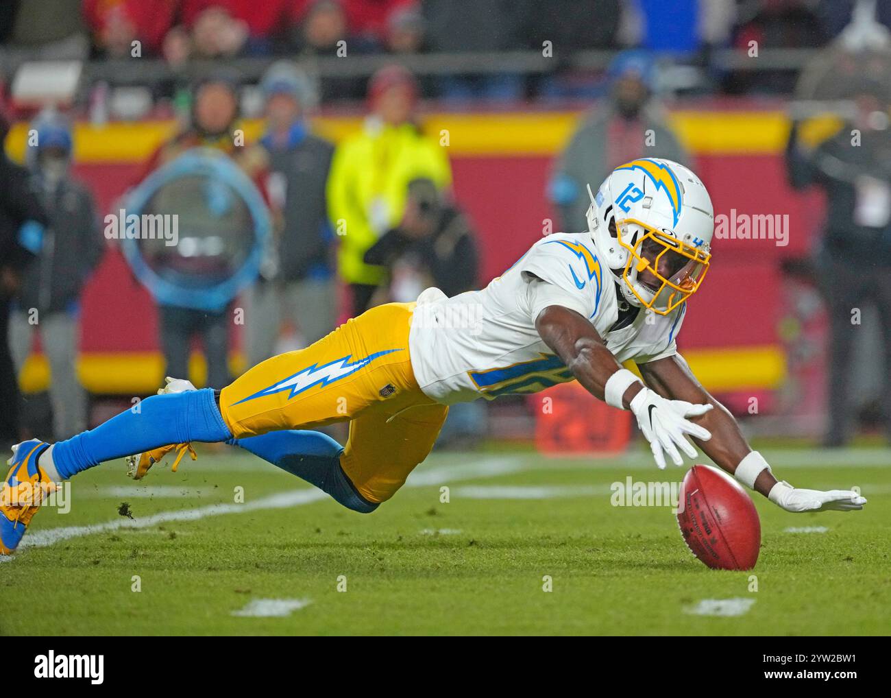 Kansas City, Usa. Dezember 2024. Los Angeles Chargers Wide Receiver Derius Davis (12) erholt sich am Sonntag, den 8. Dezember 2024, im Arrowhead Stadium in Kansas City, Missouri, seinen eigenen Fumble gegen die Kansas City Chiefs. Foto: Jon Robichaud/UPI Credit: UPI/Alamy Live News Stockfoto