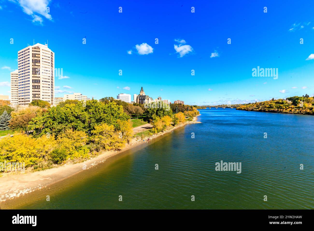 Ein wunderschöner Fluss mit einer Stadt im Hintergrund. Der Himmel ist klar und die Sonne scheint hell Stockfoto