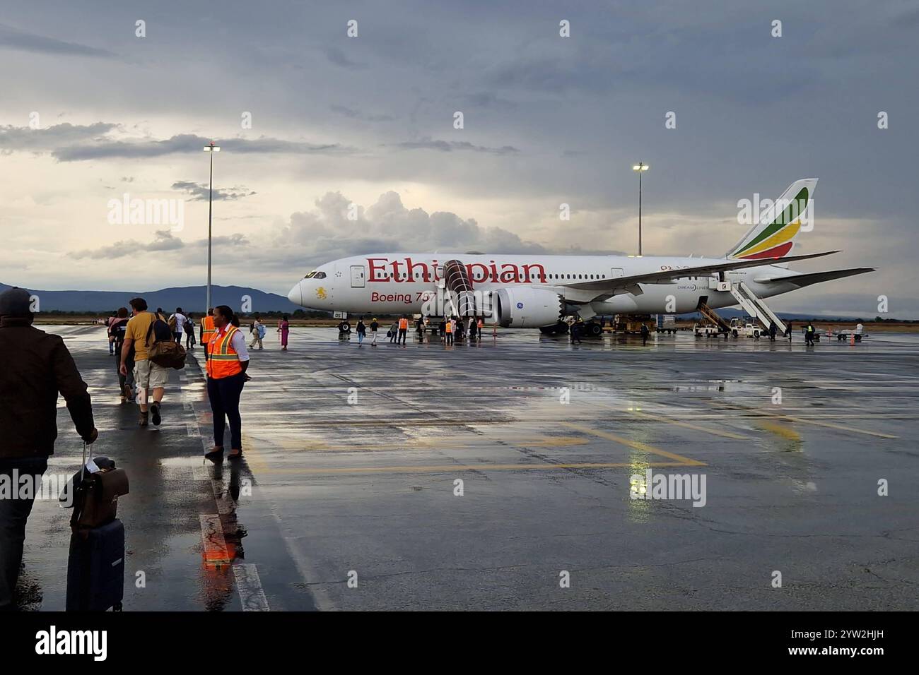 Daressalam Themenfoto: Reise, Afrika, Tansania, Kilimandscharo, 07.12.2024 Reisende besteigen eine Boeing 787 der Fluggesellschaft Äthiopian Airline auf dem Flughafen Kiimandscharo in Afrika Themenfoto: Reise, Afrika, Tansania, Kilimandscharo, 07.12.2024 *** dar es Salaam Themenfoto 787 Reisen, Africa, Tansania, Kilimanjaro, 07 12 2024 2024 Stockfoto