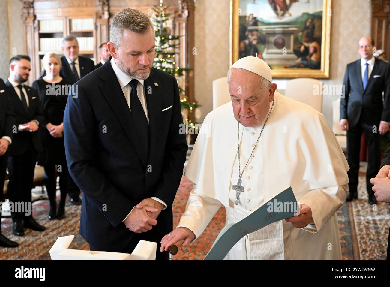 ITALIEN - REL -ITALIEN - PRIVATAUDIENZ - 09-12-2024 Italien, Rom, Vatikan, 09-12-2024 Papst Franziskus empfängt in Privataudienz S.E. Herr Peter Pellegrini, Präsident der Slowakischen Republik NUR REDAKTIONELLE VERWENDUNG - KEINE BÜCHER Copyright: X VaticanxMedia/CPPx Stockfoto