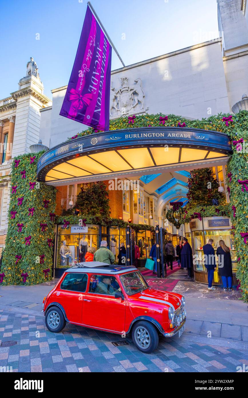 Ein roter Mini vor der Burlington Arcade bei Christmas, Piccadilly, London, UK Stockfoto