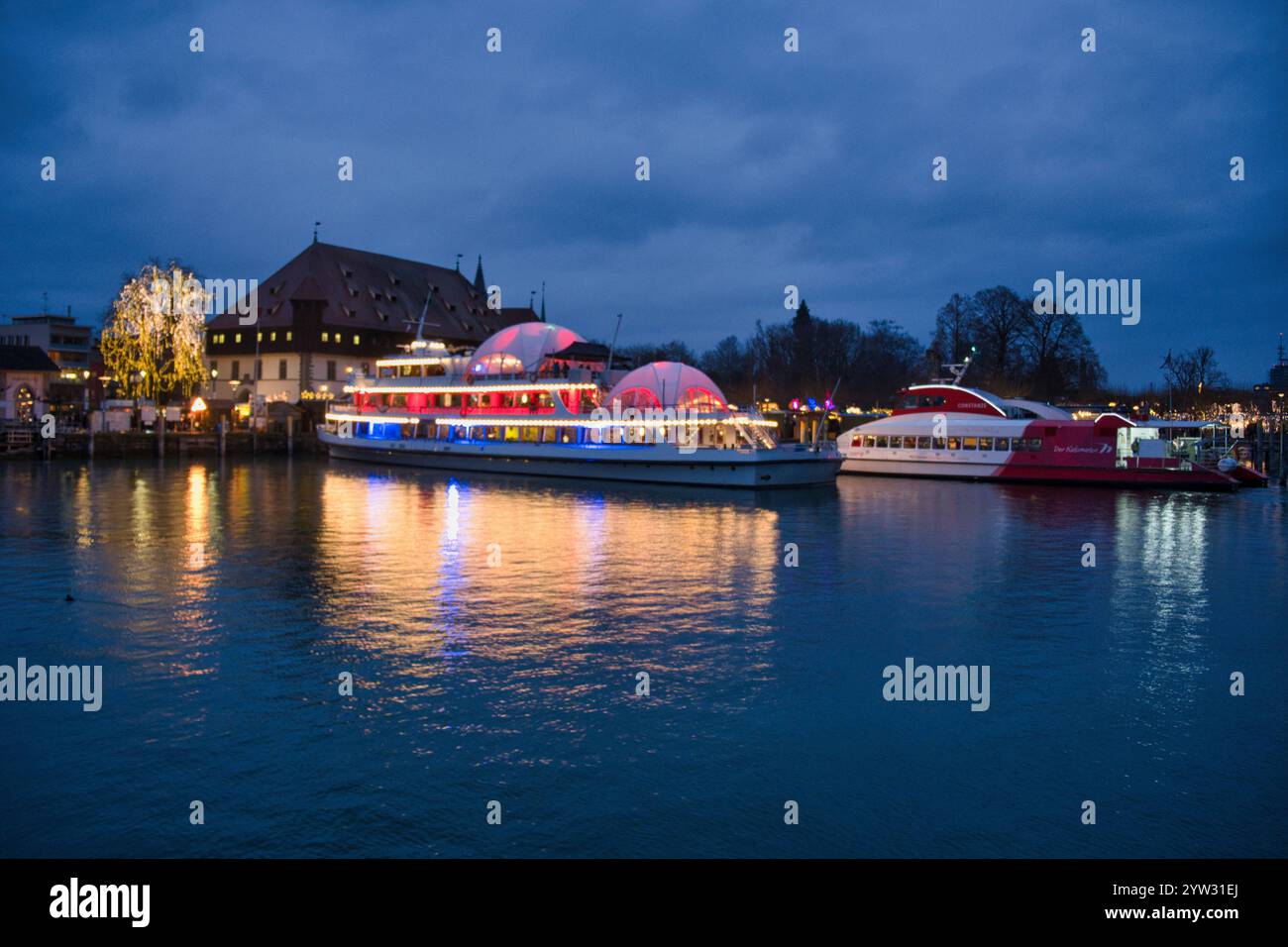 Konstanz, Weihnachtsschiff im Hafen vor dem Konzil *** Konstanz, Weihnachtsschiff im Hafen vor dem Konzil Stockfoto