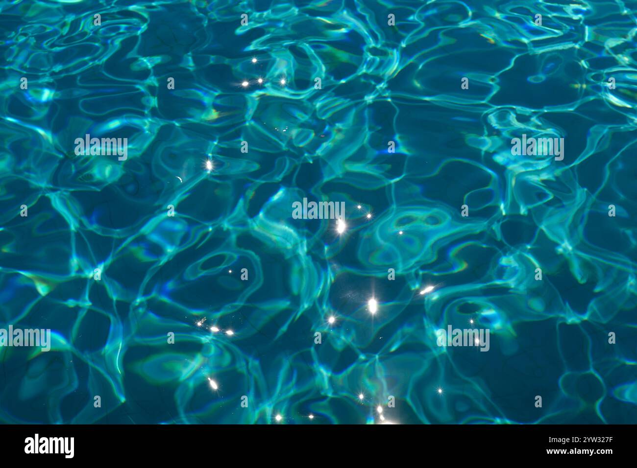Das Sonnenlicht reflektiert das ruhige blaue Wasser eines Schwimmbades und erzeugt ein Muster aus Licht und Schatten, Portugal Stockfoto
