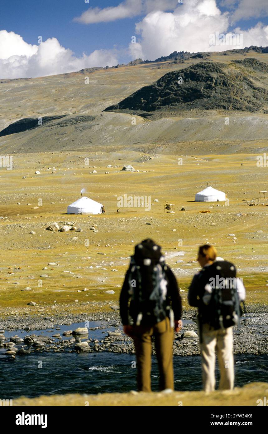 Zwei Wanderer blicken über das mongolische Altai-Gebirge. Stockfoto