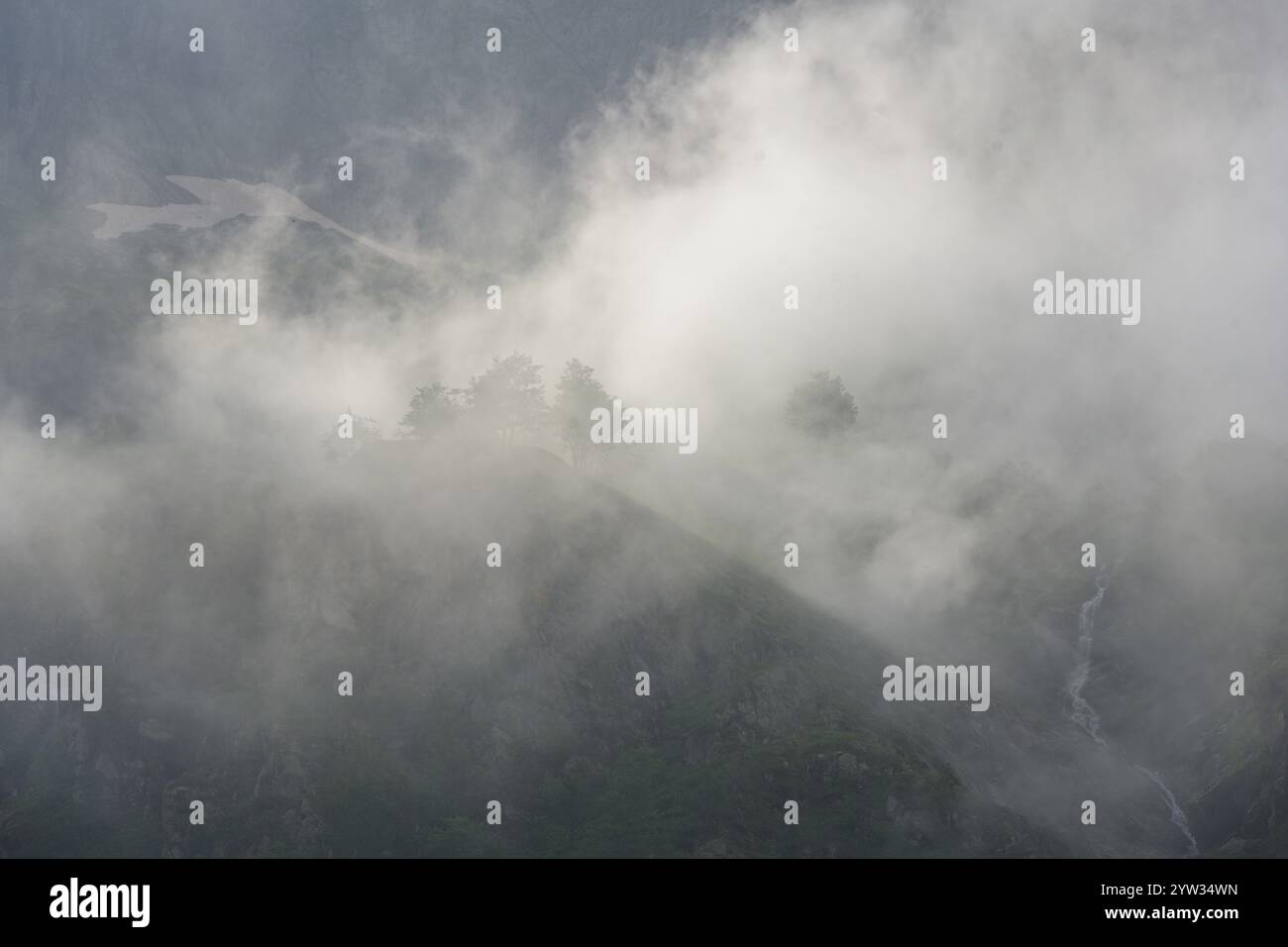 Wolken ziehen nach einem Regenschauer am Lago della Rovina, Entracque, Provinz Cuneo, Italien, Europa über die Berge Stockfoto