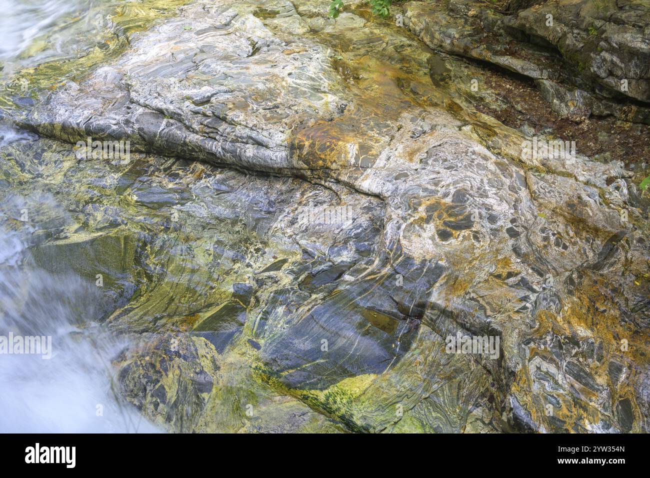 Schöne Steinbauten am Fluss Gesso della Barra, Entracque, Provinz Cuneo, Italien, Europa Stockfoto