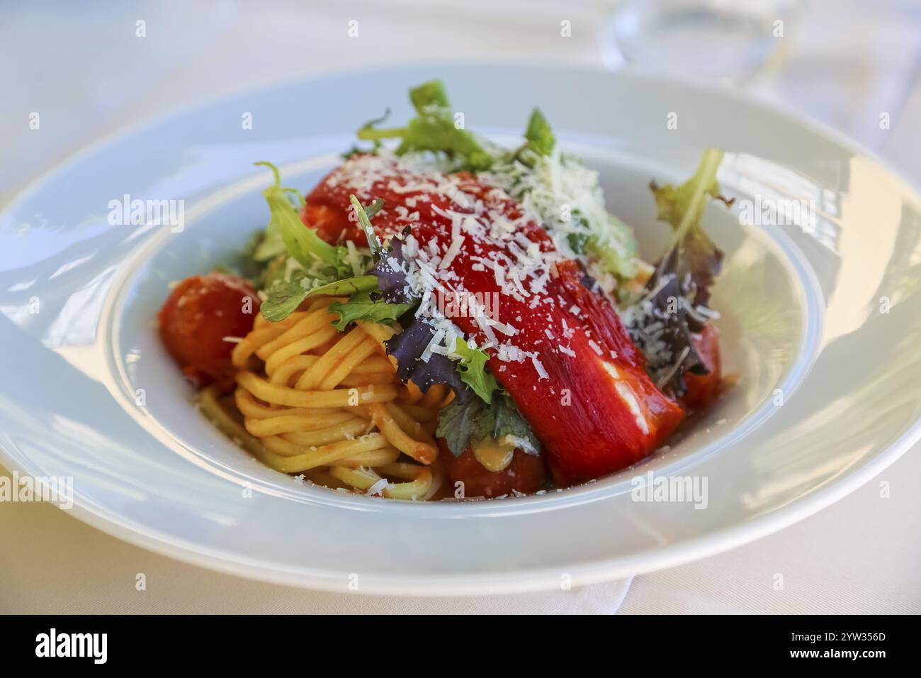 Restaurant Schloss Haigerloch, Nudeln, Spaghetti mit Cocktailtomaten, Kirschtomaten, Rakete, vegetarisches Hauptgericht, Gemüse, in Scheiben geschnittene p Stockfoto