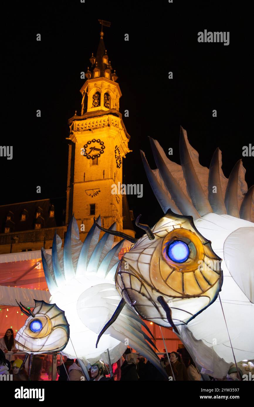 AALST, BELGIEN, 6. DEZEMBER 2024: Auf dem Hauptplatz des Weihnachtsfestes von Aalst Twinkles werden Lichterfiguren unterhalten. Die Abendmarke Stockfoto