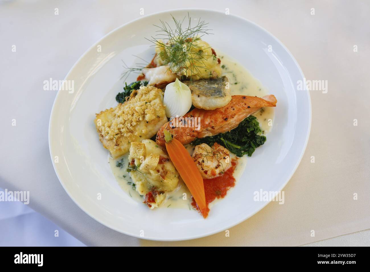 Restaurant Schloss Haigerloch, feiner Fisch, Lachs, Jakobsmuschel, Saibling, Spinat, Dill, Karotten, feine Küche, Essen, Haigerloch, Zollernalbkreis, Baden-Wuertte Stockfoto