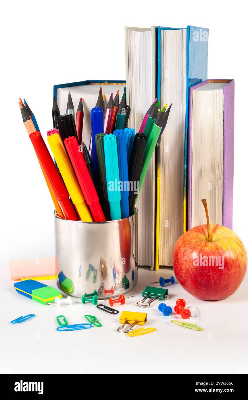 Eine Sammlung von lebendigen Büromaterialien mit Hefter, Büroklammern, Binderklammern, Stecknadeln, Radiergummis, und Gummibänder. Ideal zum Organisieren von Arbeiten Stockfoto