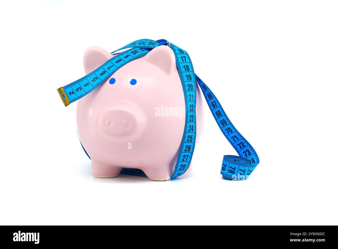 Eine kreative Darstellung des Sparens von Geld, mit einer pinkfarbenen Schweinebank, die in ein Maßband gewickelt ist. Perfekt für Finanzthemen und Budgetierung. Stockfoto