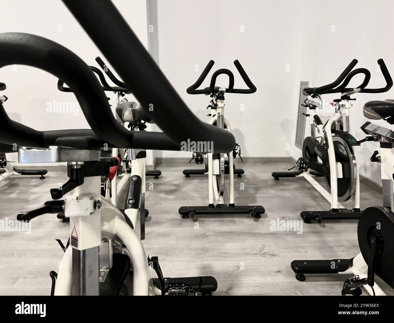 Gesundes Lifestyle-Konzept. Spinning-Kurs mit leeren Fahrrädern Stockfoto