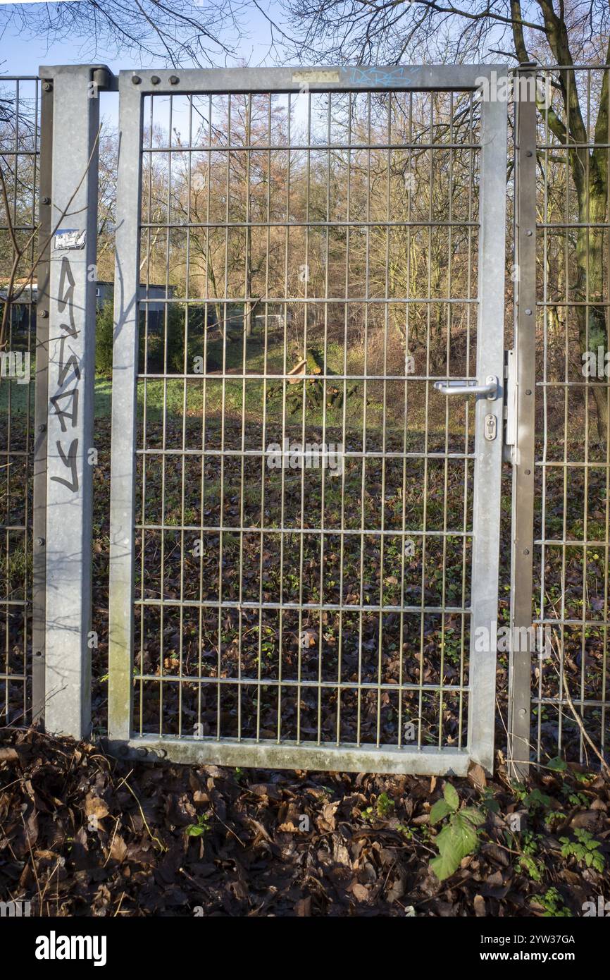 Verschlossene Metalltore in der Sonne Stockfoto