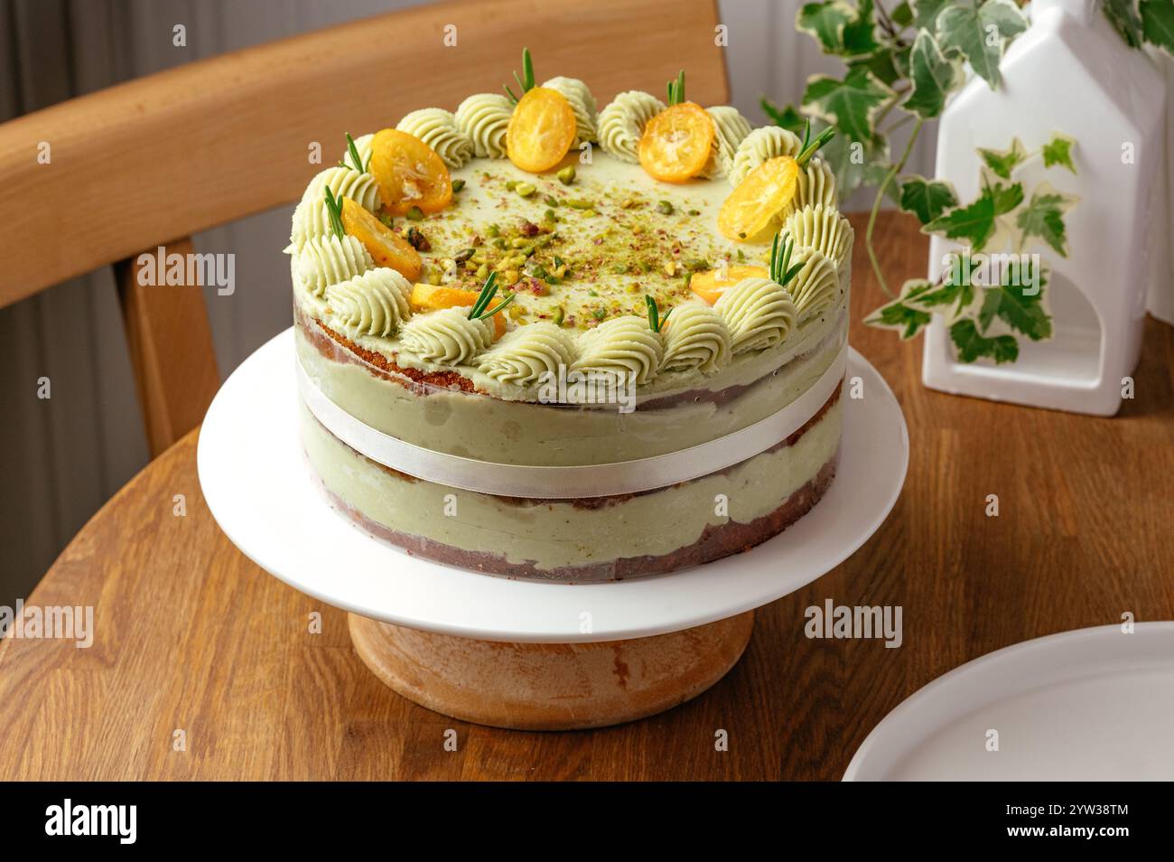 Pistazienkuchen auf dem Tisch Stockfoto