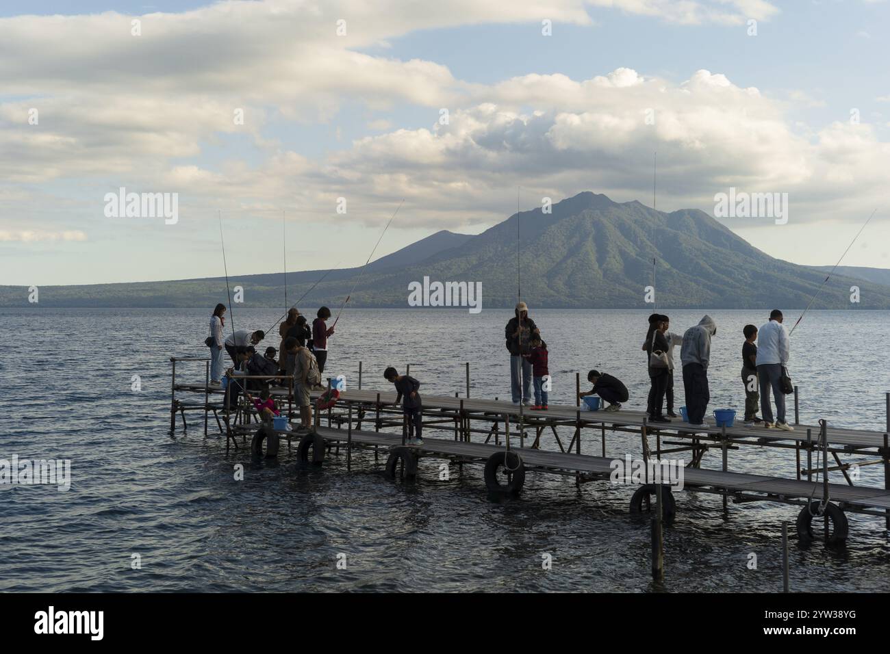 Fischer mit Angelruten auf einem Steg, Shikotsu-Toya Nationalpark, Shikotsu See, Chitose, Hokkaido, Japan, Asien Stockfoto