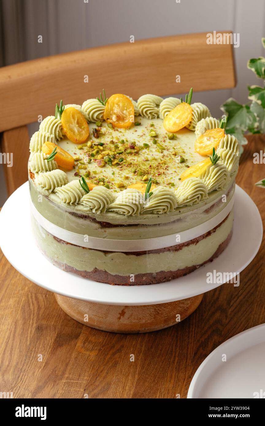 Pistazienkuchen auf dem Tisch Stockfoto
