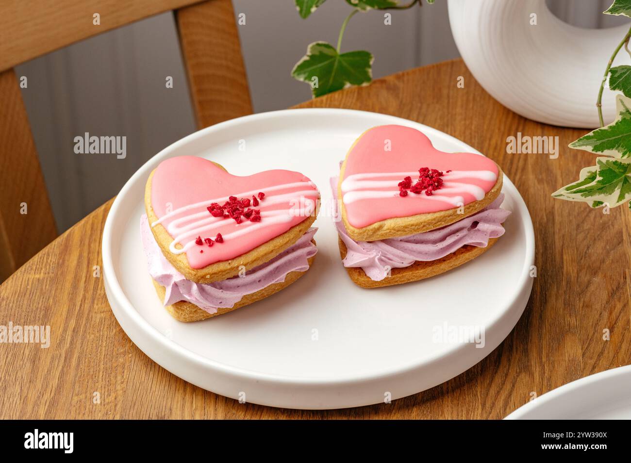 Herzförmige Kuchen mit rosa Creme Stockfoto