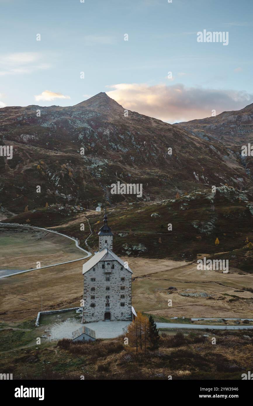 Weiße Kirche in den Schweizer Alpen Stockfoto