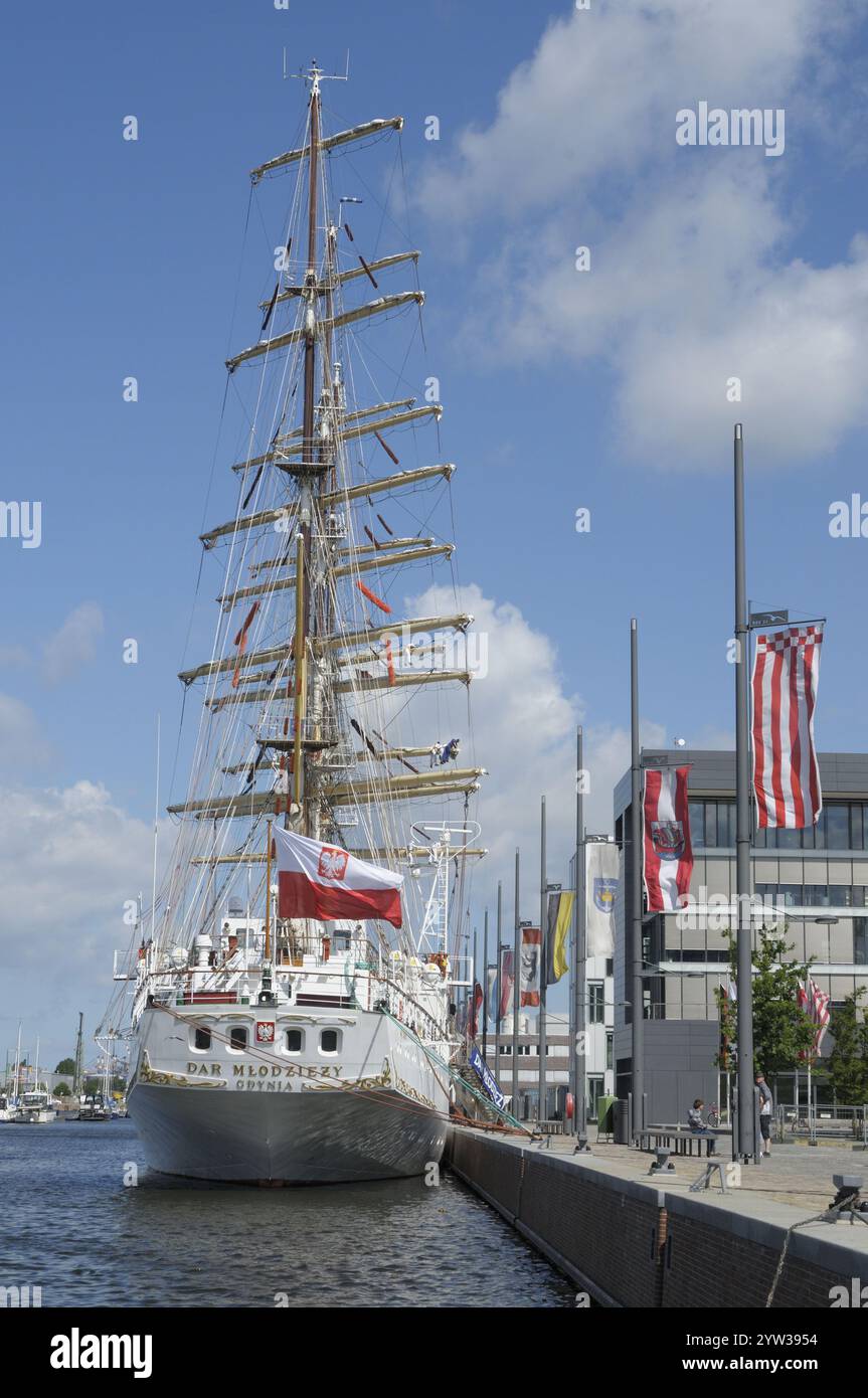 Polnisches Segelschulschiff 'dar Mlodziezy' der polnischen Marineschule, neuer Hafen, Bremerhaven, Bremen, Deutschland, Europa Stockfoto