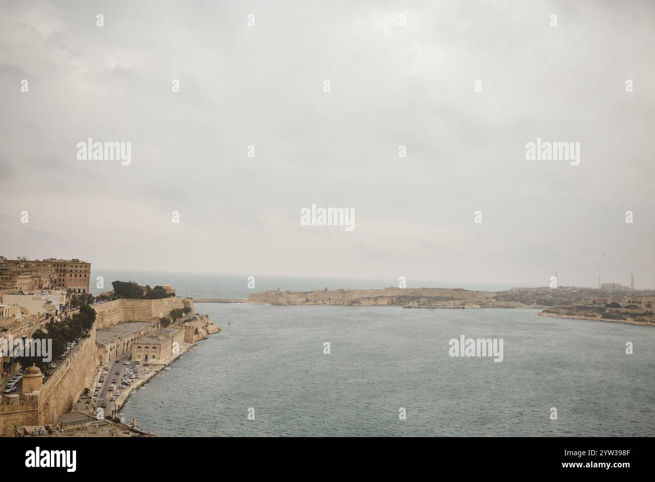 Eine Bucht, umgeben von einer alten Steinstadt Stockfoto