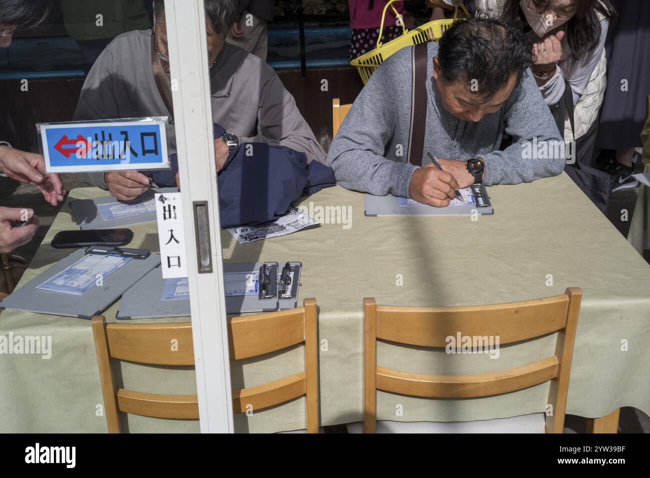Leute, die Formulare ausfüllen, Hakodate, Hokkaido, Japan, Asien Stockfoto