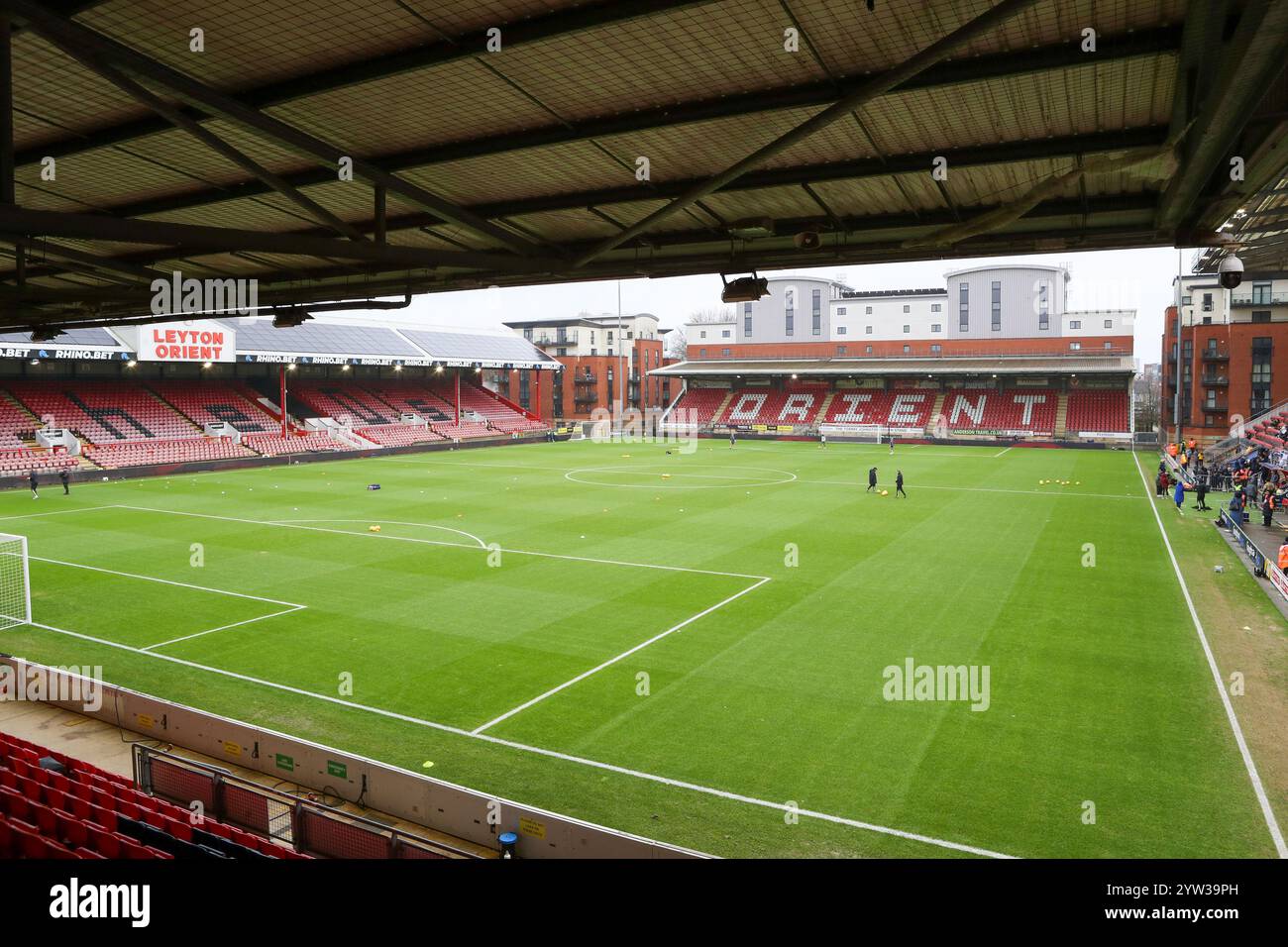 London, Großbritannien. 8. Dezember 2024. Wide Shot von Brisbane Road (heute bekannt als Gaughan Group Stadium) während Tottenham Hotspur vs Everton in der WSL. Stockfoto