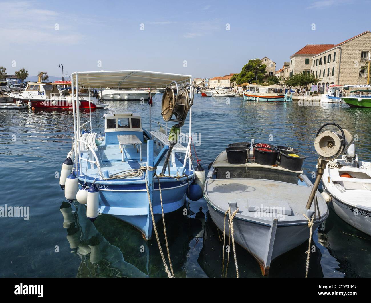 Boote im Hafen, Bol, Brac Island, Dalmatien, Kroatien, Europa Stockfoto