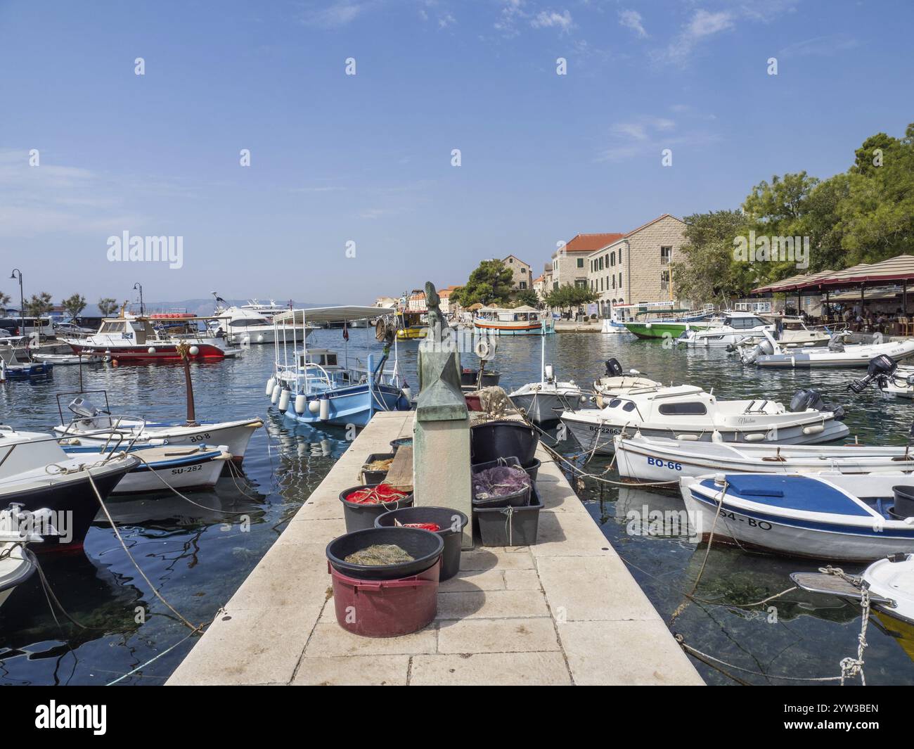 Boote im Hafen, Bol, Brac Island, Dalmatien, Kroatien, Europa Stockfoto