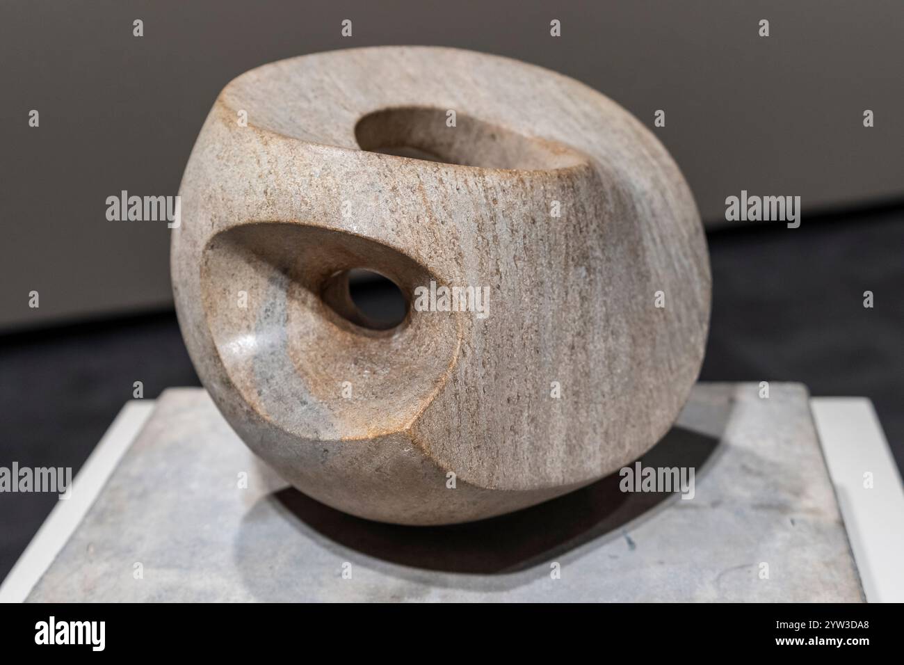 Barbara Hepworth, Involute II, 1946, rosafarbener Stein Ancaster, Casa Milà-La Pedrera, Barcelona, ​​Catalonia, Spanien Stockfoto