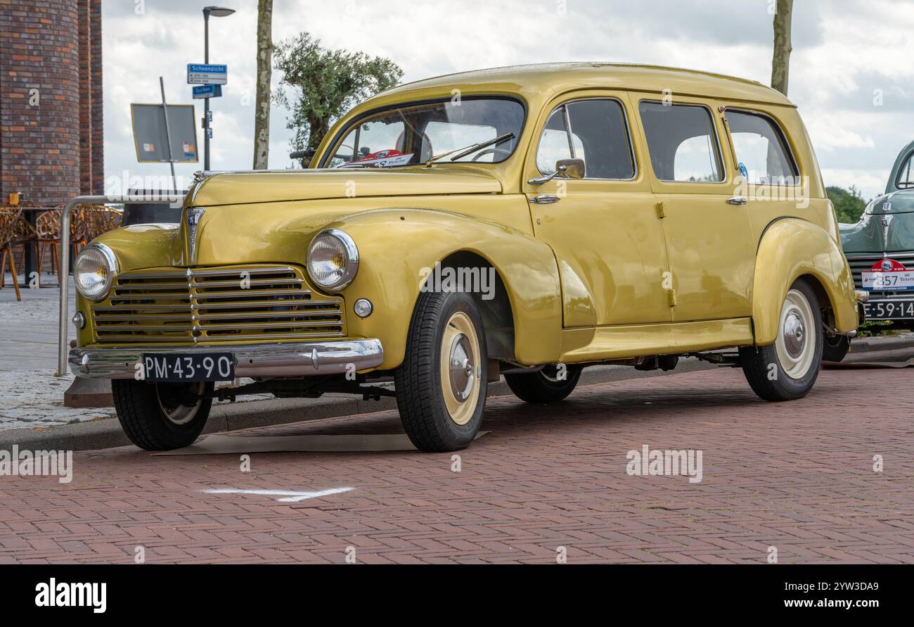Lelystad, Niederlande, 16.06.2024, Oldtimer Peugeot 203 Anwesen aus dem Jahr 1955 beim National Old Timer Day Stockfoto