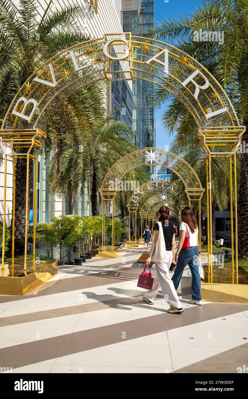 Bulgari-Werbung vor dem Paragon Shopping Mall in Bangkok Thailand Stockfoto