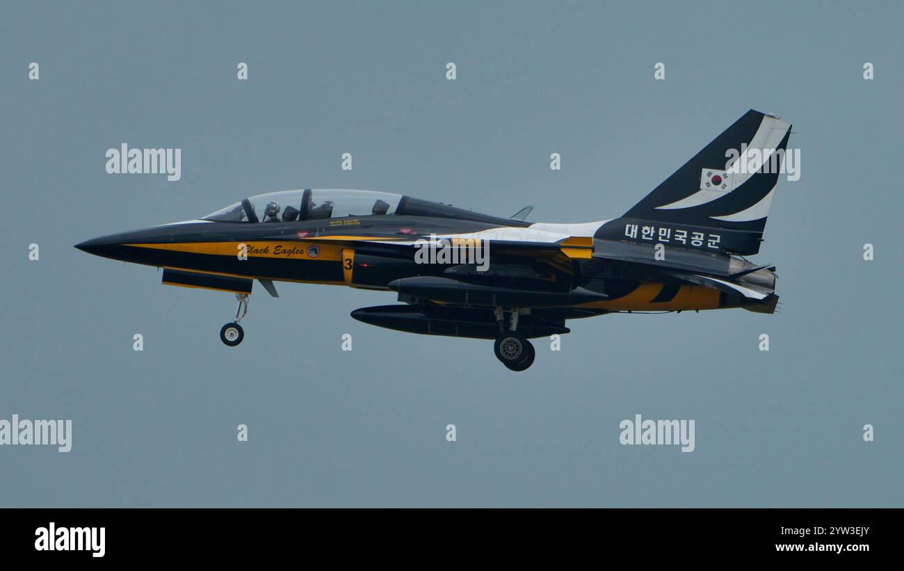 SINGAPUR - 16. FEBRUAR 2024: Kunstflugteam der Republik Korea Air Force, Black Eagles, das für die Singapore Airshow 2024 trainiert. Stockfoto