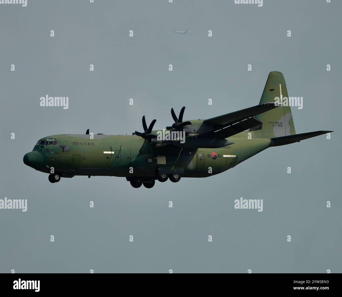 SINGAPUR - 13. FEBRUAR 2024: Das Kunstflugzeug der Republik Korea Air Force Black Eagles C-130 Stützflugzeug ist auf der Singapur Ai angekommen Stockfoto