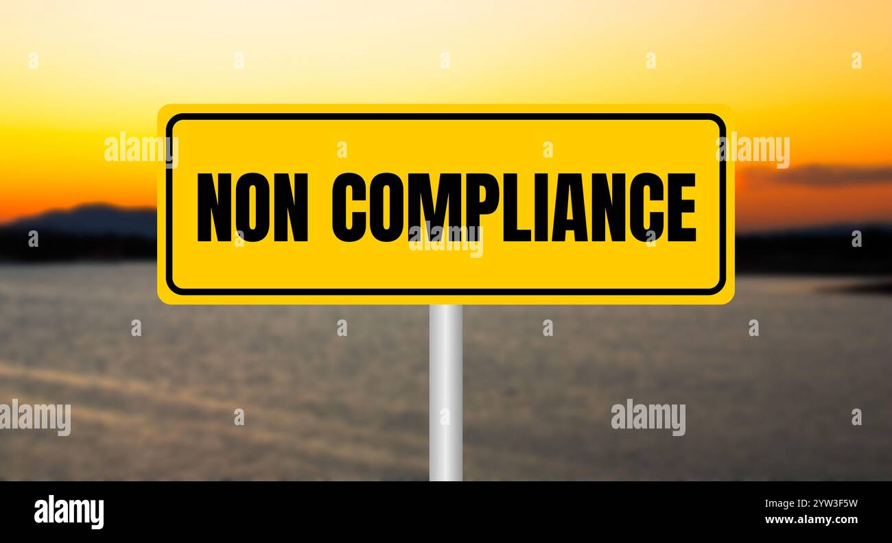 Meldung über Nichteinhaltung auf gelbem Schild mit unscharfem See-Hintergrund. Symbol für konzeptionelle Nichteinhaltung. Kopierbereich. Stockfoto