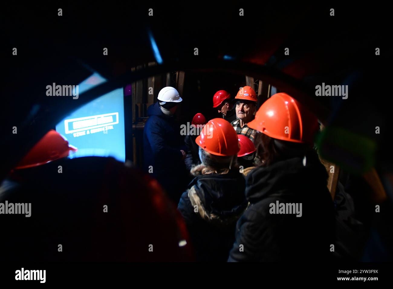 Cheb, Tschechische Republik. Dezember 2024. Die letzten Touren durch Goethes Explorationsstollen in Komorni hurka in dieser Saison in Cheb, Tschechische Republik, 7. Dezember 2024. Goethe zog immer wieder den erloschenen Vulkan Komorni hurka zwischen Hazel und Cheb an. Die Gedenktafel von J. W. Goethe auf dem Komorni Hurka Hill erinnert an Goethe als Geologen und Naturwissenschaftler und feiert seinen wissenschaftlichen Beitrag zur Erforschung der geologischen Ursprünge des Hügels. Quelle: Slavomir Kubes/CTK Photo/Alamy Live News Stockfoto