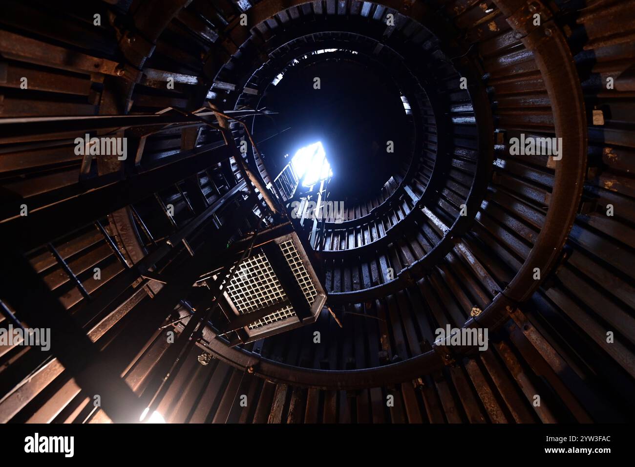 Cheb, Tschechische Republik. Dezember 2024. Die letzten Touren durch Goethes Explorationsstollen in Komorni hurka in dieser Saison in Cheb, Tschechische Republik, 7. Dezember 2024. Goethe zog immer wieder den erloschenen Vulkan Komorni hurka zwischen Hazel und Cheb an. Die Gedenktafel von J. W. Goethe auf dem Komorni Hurka Hill erinnert an Goethe als Geologen und Naturwissenschaftler und feiert seinen wissenschaftlichen Beitrag zur Erforschung der geologischen Ursprünge des Hügels. Quelle: Slavomir Kubes/CTK Photo/Alamy Live News Stockfoto