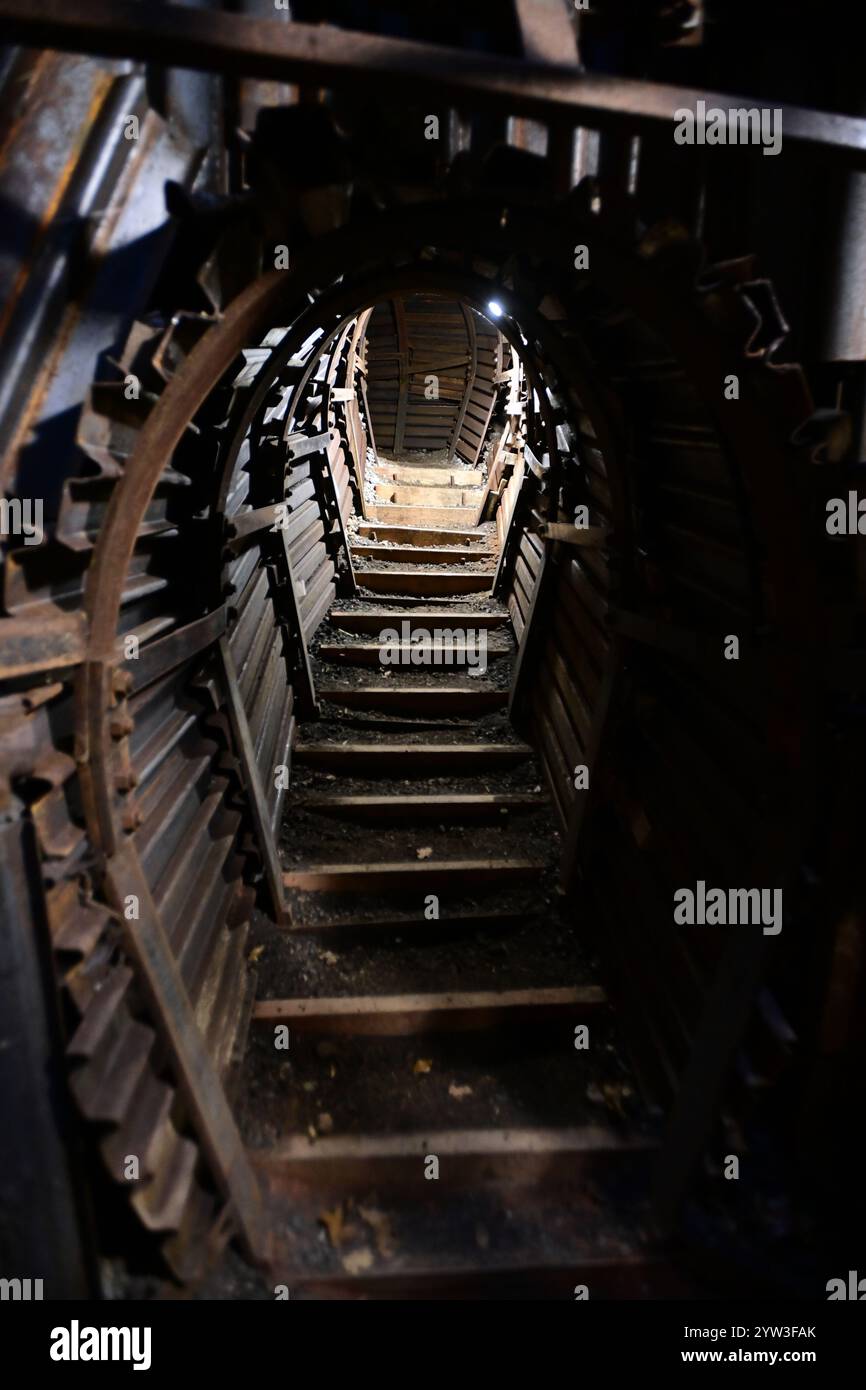 Cheb, Tschechische Republik. Dezember 2024. Die letzten Touren durch Goethes Explorationsstollen in Komorni hurka in dieser Saison in Cheb, Tschechische Republik, 7. Dezember 2024. Goethe zog immer wieder den erloschenen Vulkan Komorni hurka zwischen Hazel und Cheb an. Die Gedenktafel von J. W. Goethe auf dem Komorni Hurka Hill erinnert an Goethe als Geologen und Naturwissenschaftler und feiert seinen wissenschaftlichen Beitrag zur Erforschung der geologischen Ursprünge des Hügels. Quelle: Slavomir Kubes/CTK Photo/Alamy Live News Stockfoto