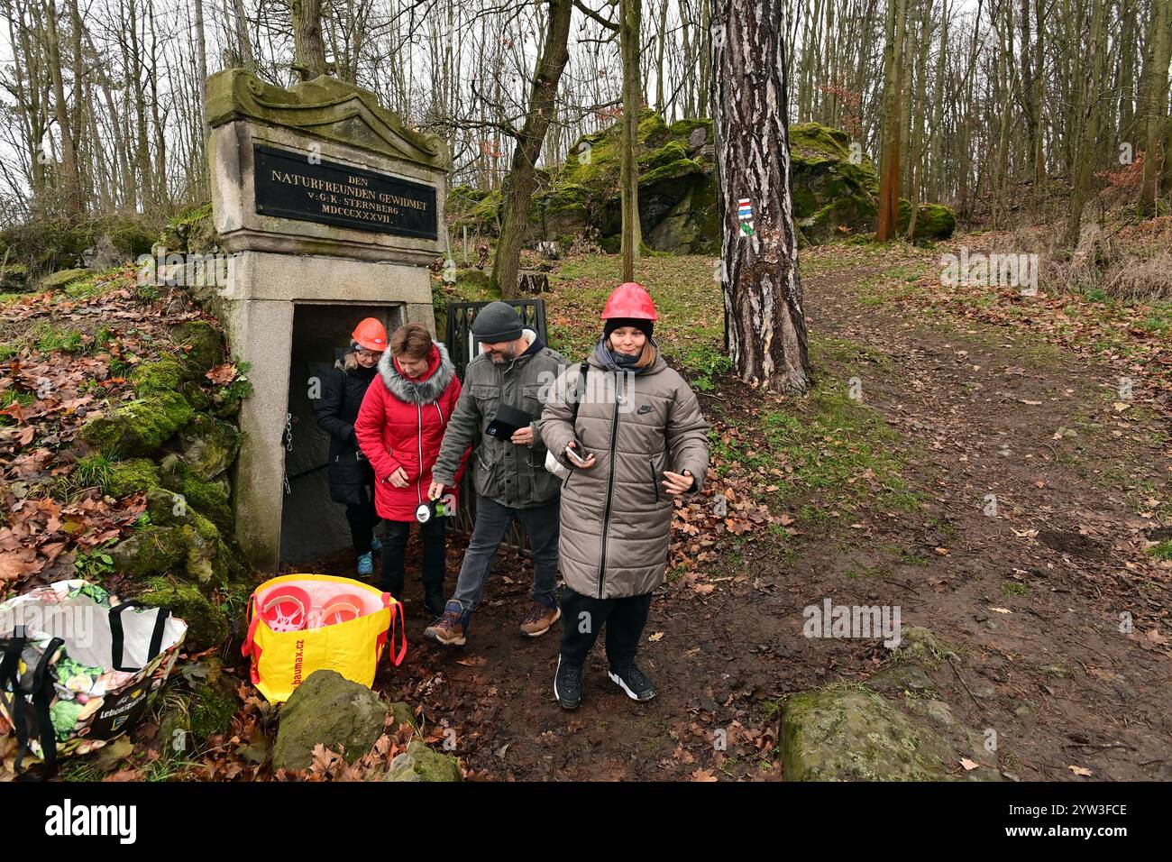 Cheb, Tschechische Republik. Dezember 2024. Die letzten Touren durch Goethes Explorationsstollen in Komorni hurka in dieser Saison in Cheb, Tschechische Republik, 7. Dezember 2024. Goethe zog immer wieder den erloschenen Vulkan Komorni hurka zwischen Hazel und Cheb an. Die Gedenktafel von J. W. Goethe auf dem Komorni Hurka Hill erinnert an Goethe als Geologen und Naturwissenschaftler und feiert seinen wissenschaftlichen Beitrag zur Erforschung der geologischen Ursprünge des Hügels. Quelle: Slavomir Kubes/CTK Photo/Alamy Live News Stockfoto