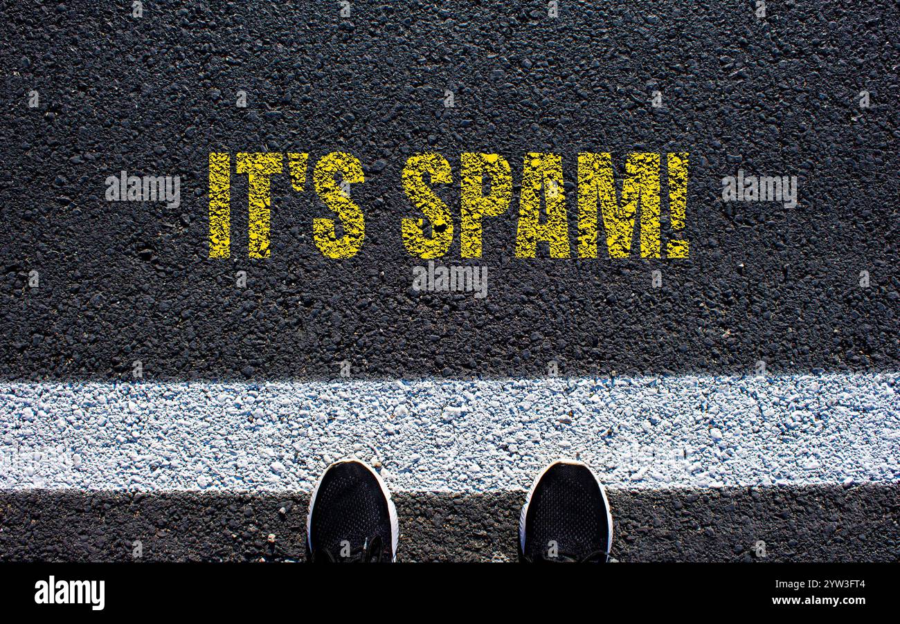 Es ist eine Spam-Nachricht auf Asphaltstraße. Konzeptionell ist das Spam-Symbol. Kopierbereich. Stockfoto