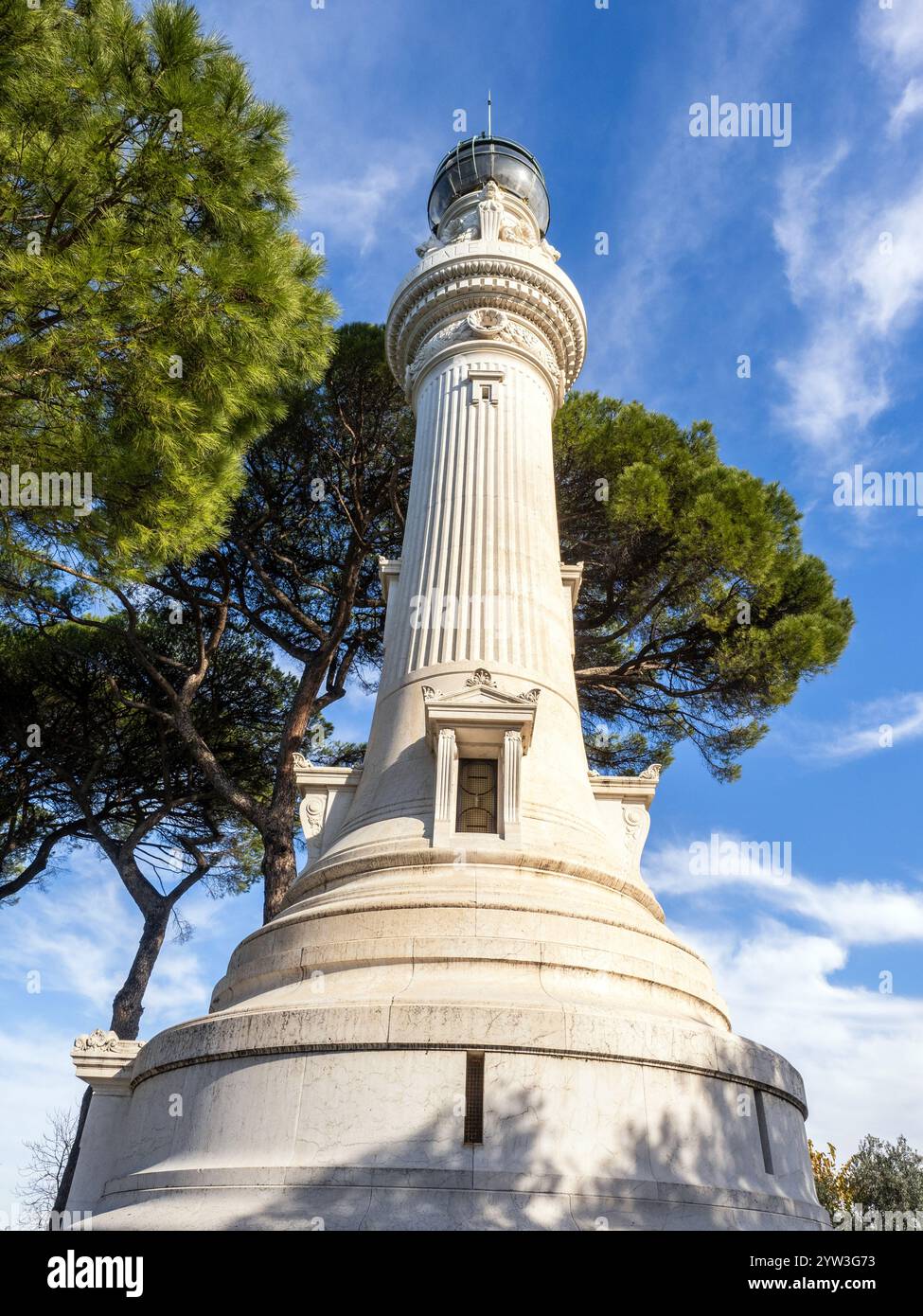 Leuchtturm der Italiener von Argentinien, ein Werk, das 1911, dem fünfzigsten Jahrestag der Gründung des Königreichs Italien, vom Architekten Manfredo Manfredi auf Initiative der Italiener geschaffen wurde, die nach Argentinien auswanderten – Rom, Italien Stockfoto