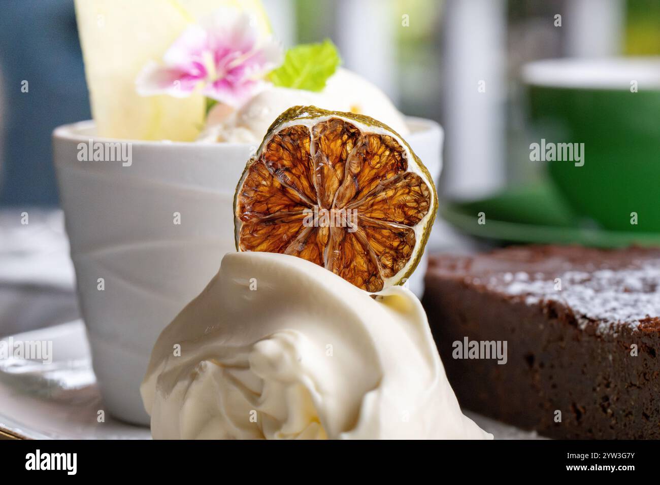 Dessert Schokoladen-Brownie-Eis, Blumengetrocknete Obstgarnitur, Nachmittagstee süße Leckereien, kulinarische Küche, Café-Kultur künstlerische Präsentation Stockfoto