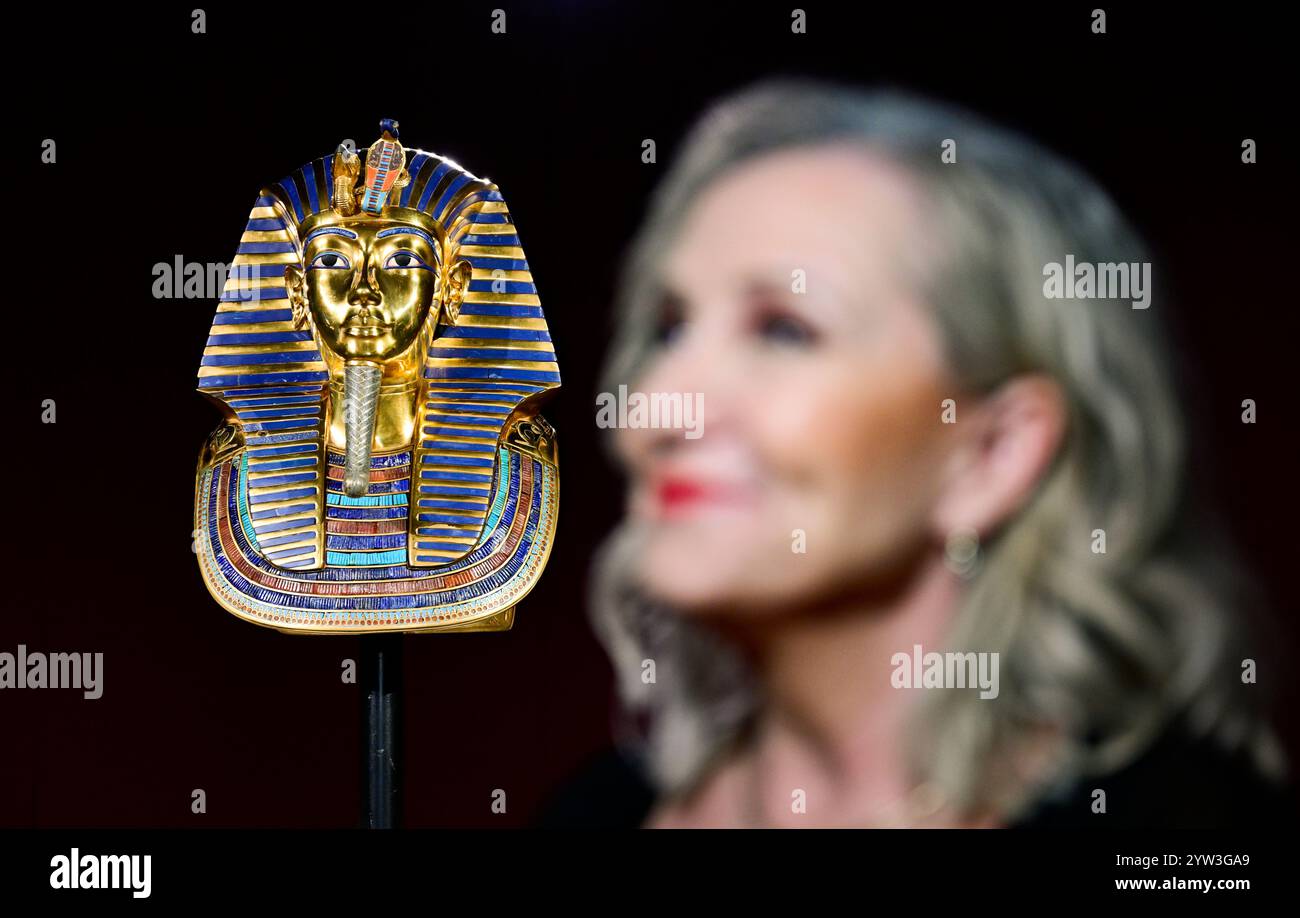 Prag, Tschechische Republik. Dezember 2024. Die ursprüngliche Ausstellung Tutanchamun - sein Grab und Schätze stellt die weltweit größte archäologische Entdeckung in Prag, Tschechien, am 6. Dezember 2024 dar. Dank einer einzigartigen interaktiven Ausstellung erhalten Besucher einen Einblick in das antike Ägypten und erleben das Abenteuer, das Grab Tutanchamuns zu entdecken. Die tschechische Sängerin Bara Basikova. Quelle: Roman Vondrous/CTK Photo/Alamy Live News Stockfoto