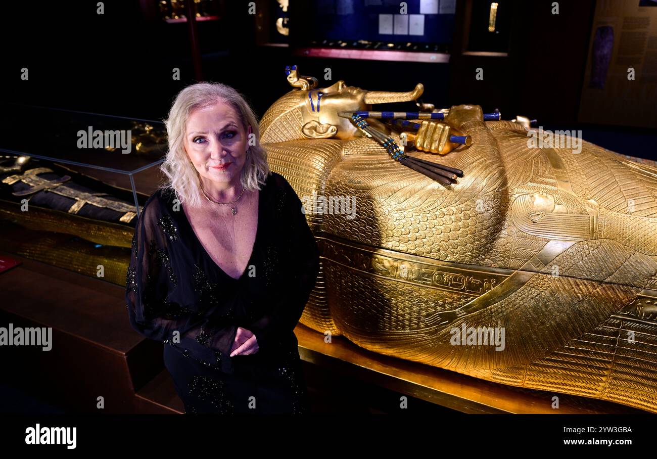Prag, Tschechische Republik. Dezember 2024. Die ursprüngliche Ausstellung Tutanchamun - sein Grab und Schätze stellt die weltweit größte archäologische Entdeckung in Prag, Tschechien, am 6. Dezember 2024 dar. Dank einer einzigartigen interaktiven Ausstellung erhalten Besucher einen Einblick in das antike Ägypten und erleben das Abenteuer, das Grab Tutanchamuns zu entdecken. Die tschechische Sängerin Bara Basikova. Quelle: Roman Vondrous/CTK Photo/Alamy Live News Stockfoto