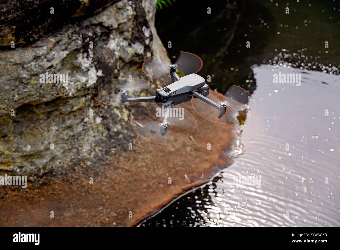 Drohnenflug über natürliches Wasserloch, Hobby-Freizeitaktivitäten, Nationalpark-Sightseeingfotografie Videoaufnahmen Stockfoto