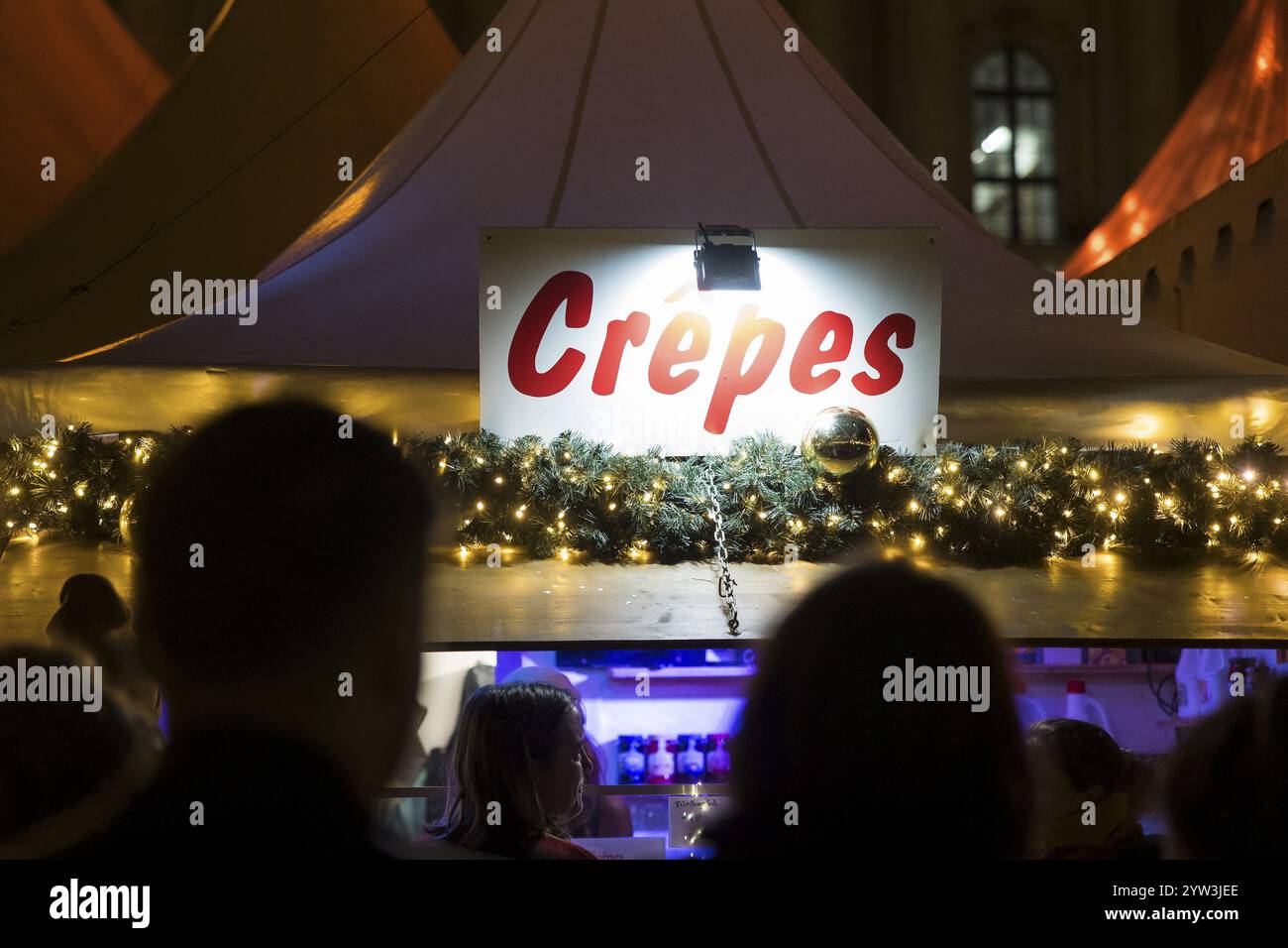 Crepes stehen auf dem Weihnachtszauber Gendarmenmarkt. Der Weihnachtsmarkt am Gendarmenmarkt wird 2022 wegen Re auf den Bebelplatz verlegt Stockfoto