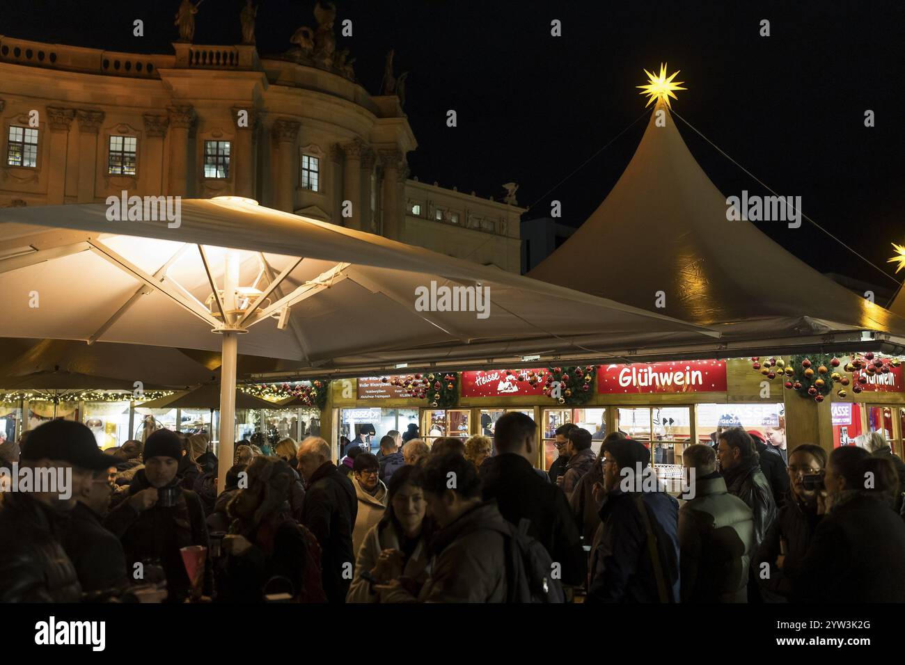Glühweinstand am Weihnachtszauber Gendarmenmarkt. Der Weihnachtsmarkt am Gendarmenmarkt wird ab 2022 auf den Bebelplatz verlegt Stockfoto
