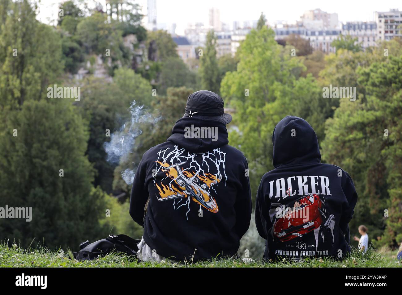 Paris, Frankreich. August 2024. Zwei Männer saßen am 25. August 2024 im Buttes Chaumont Park in Paris, Frankreich. Quelle: Gerard Crossay/Alamy S Stockfoto