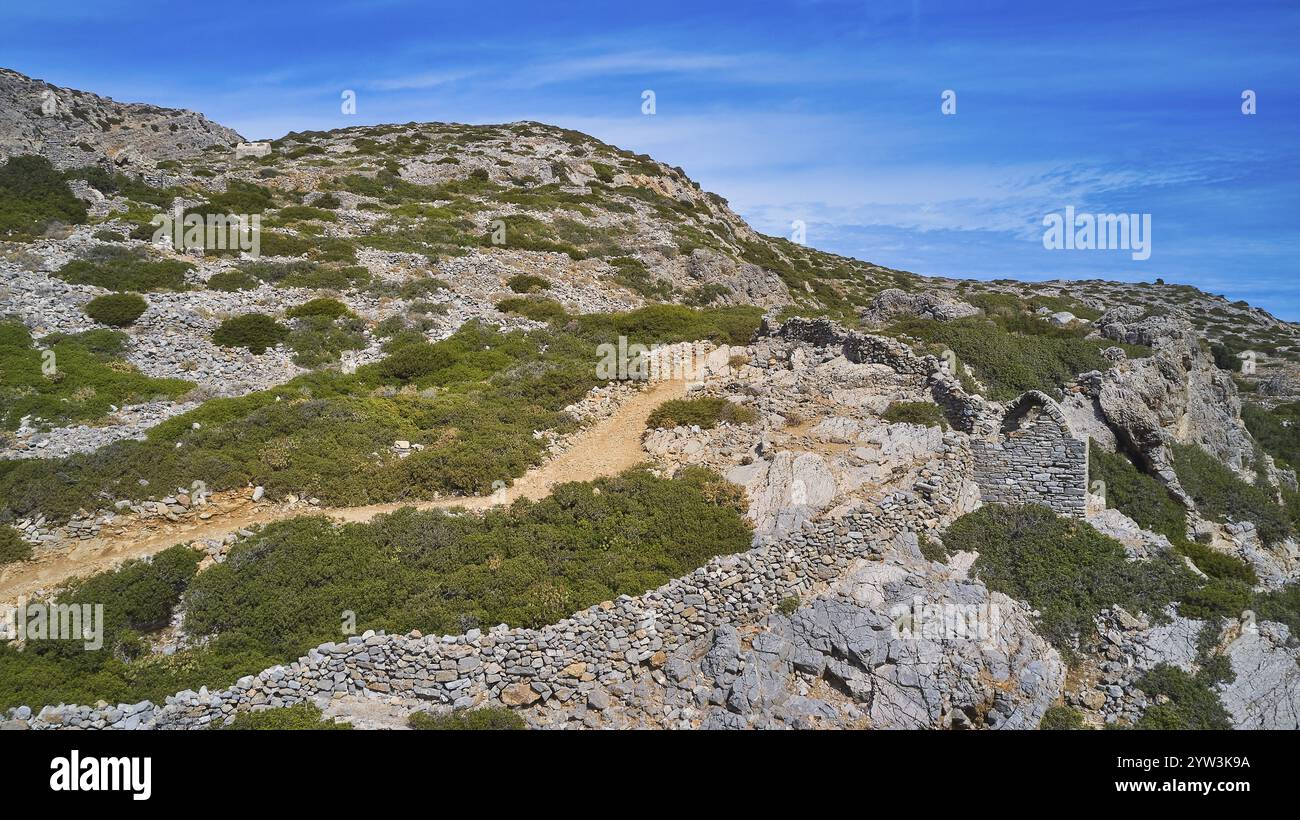 Palatia Beach, Palatia, felsiger Pfad durch hügelige Landschaft mit karger Vegetation unter klarem Himmel, Bootstour Saria, Saria Insel, Karpathos, Dodecan Stockfoto