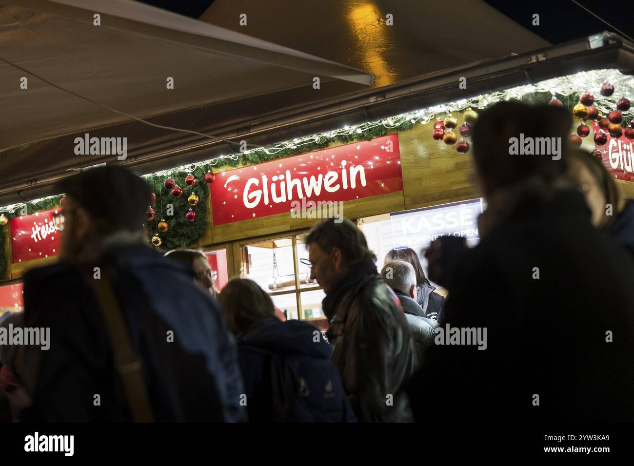 Glühweinstand am Weihnachtszauber Gendarmenmarkt. Der Weihnachtsmarkt am Gendarmenmarkt wird ab 2022 auf den Bebelplatz verlegt Stockfoto